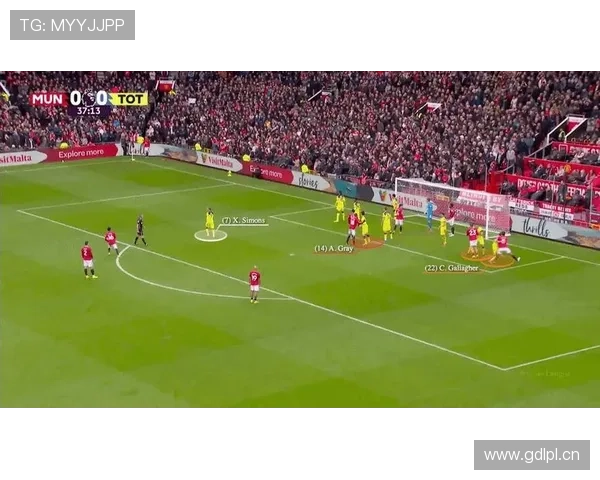 曼联进攻组织混乱问题持续显现,影响前场效率与比赛走势 曼联进攻组织混乱问题持续显现,影响前场效率与比赛走势